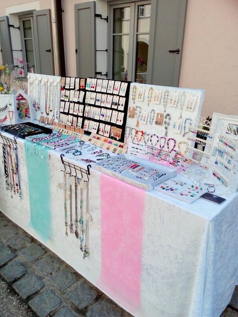 Bracelet Stand Ideas, Booth Display Ideas Diy, Pop Up Stand, Jewelry Display Booth, Craft Fair Vendor, Handmade Jewelry Display, Jewelry Table Display, Jewelry Shop Display, Jewelry Booth