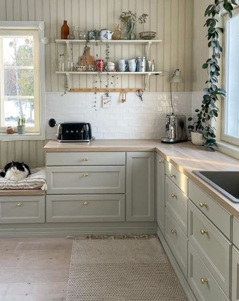 Swedish Interior Design, My Scandinavian Home, French Farmhouse Kitchen, Swedish House, Lots Of Cats, Scandinavian Kitchen, Boho Kitchen, Home Design Living Room, Kitchen Diner