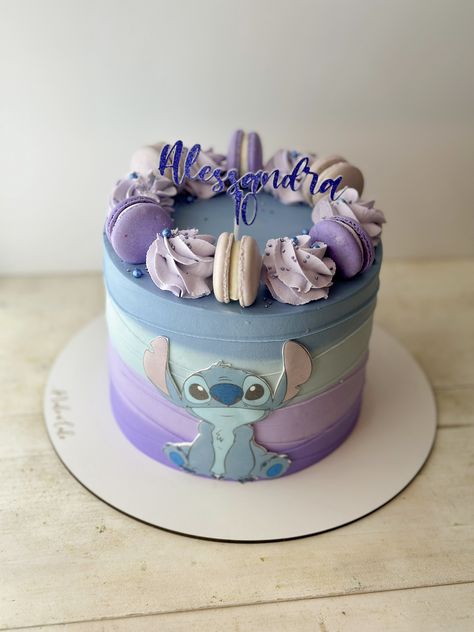 Lilo & Stitch theme cake with macarons.  #CakeArt #CakeDecor #CakeDesign #LiloAndStitchCake #ChildrenBirthdayCake Lilo And Stitch Birthday Cake Ideas, Easy Stitch Cake, Stitch Disney Cake, Lilo And Stitch Birthday Party Cake, Lilo Cake, Birthday Cake Stitch, Stitch Torte, Stitch Cake Ideas, Stitch Cake Design