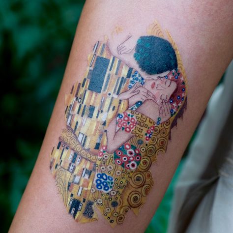 #gustavklimt #klimt #gustavklimtkiss #tattoo #tattooideas #ink #colortattoo #inked #inkedmag #tattooartist The Kiss Gustav Klimt Tattoo, The Kiss Tattoo, Gustav Klimt Tattoo, Klimt Tattoo, Detailed Tattoos, Kiss Tattoo, Trippy Tattoo, Kiss Tattoos, Kiss Painting