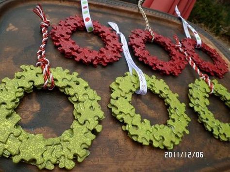 Puzzle Wreath, Puzzle Ornaments, Jigsaw Puzzle Crafts, Puzzle Piece Crafts, Recycled Christmas Decorations, Wreath Ornaments, Puzzle Crafts, Navidad Diy, Holiday Centerpieces