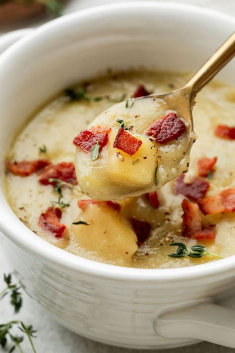 Imagine all the delicious flavors of a loaded baked potato coming together in one amazing bowl of good-for-you soup. This Creamy Potato Leek Soup with Bacon recipe is a bit on the magic side, being creamy without the addition of milk or cream. It's all due to the combination of boldly flavored real-food ingredients, a simple technique, and (what we think is) one of the very best uses for leeks! Potato And Leak Soup, Leek And Bacon Soup, Creamy Potato Leek Soup, Leeks Soup Recipes, Soup With Bacon, Potato Bacon Soup, Potato Soup Easy, Potato Leek, Bacon Potato