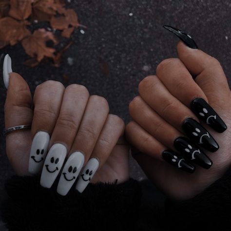 Halloween Nail Designs Black And White, Nails Acrylic Black And White, Nails Acrylic Dark, Ying Yang Nails, Yin Yang Nails, Black Acrylic Nail Designs, Concert Nails, Black Acrylic Nails, Goth Nails