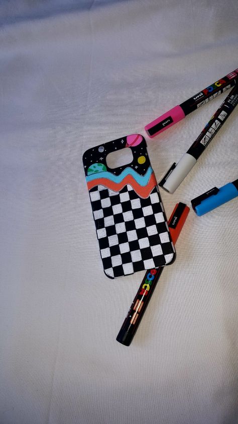 Posca Pen Phone Case, Posca Phone Case Art, Posca Drawing Ideas, Phonecase Ideas, Posca Drawing, Diy Clothes Tutorial, Clothes Tutorial, Posca Art, Custom Iphone Cases