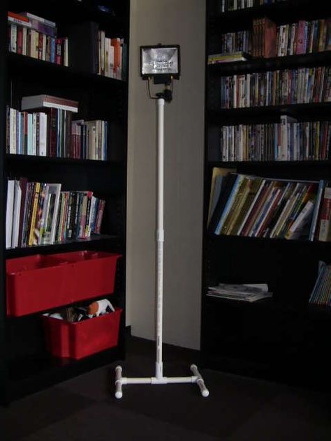 Build a Versatile PVC Light Stand for Under $5. Just built 3. Diy Studio Lighting, Photoshoot Hacks, Banner Holder, Pvc Pipe Crafts, Pvc Pipe Projects, Pvc Projects, Diy Light, Diy Pictures, Photography Light