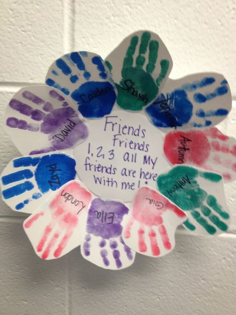 Friendship wreath Projects To Do With Friends, Preschool Friendship, Friendship Crafts, Friendship Theme, Friendship Activities, Friendship Art, All About Me Preschool, Friend Crafts, Family Theme