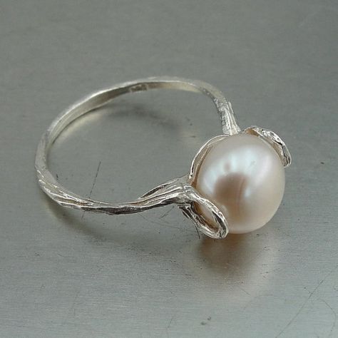 . Pearl Ring Designs, White Pearl Ring, Silver Pearl Ring, Pearl Jewelry Design, Single Pearl, Future Engagement Rings, Simple Pearl, Gold Ring Designs, Gold Rings Jewelry