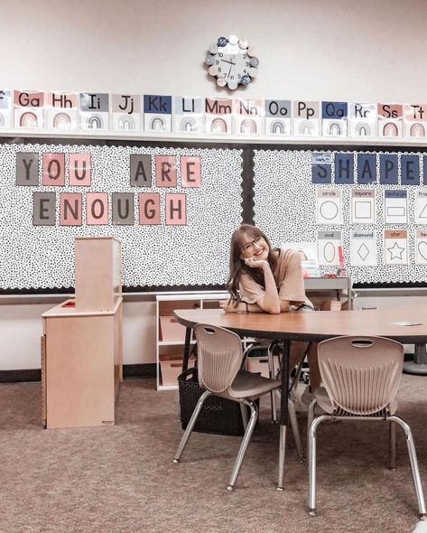 🌈 Your BFF in the classroom on Instagram: “👉🏼SAVE THIS POST for future inspiration!! I absolutely love creating decor for your classroom that helps create an inspiring, calm and…” Neutral Classroom, Neutral Classroom Decor, Elementary Classroom Themes, Calm Classroom, Boho Rainbow Classroom, Classroom Goals, Language Classroom, Kindergarten Classroom Decor, Rainbow Classroom