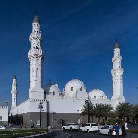 Masjid Quba in Madinah, is the first mosque built by the Holy Prophet after migration from Makkah. It is said that the person who offers Salah here will have reward equal to that of Umrah.   #Islam #Allah #historical #Madinah #Hajj2020 #Umrah2020 #Zaitoontravels Masjid Quba, Quba Mosque, Madina Wallpaper, Islamic Places, Beautiful Mosque, Green Dome, Mosque Art, Masjid Al Haram, Dream Place