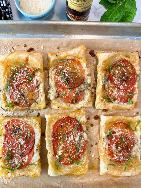 Puff Pastry Recipes Tomato, Puff Pastry Bruschetta, Puff Pastry Mini Pizza, Upside Down Tartlets, Puff Pastry Pizza Appetizers, Pizza Pastry Puffs, Cooking Upside Down, Puff Pastry Orderves, Caprese Puff Pastry Bundles