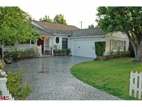 1950s Ranch House Plans, L Shaped Ranch Exterior, 1950s Ranch House Exterior, L Shaped Ranch, Balcony Landscaping, Small Ranch House, Raised Bungalow, House Front Gate, Desert Ranch