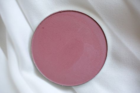 "BREATH OF PLUM" blush - MAC: the perfect blend between pink and plum. This is a sheer blend that can be built up - with a matte finish. Great for all skin colors but perfect for fair skins. How To Apply Blusher, Mac Makeup Eyeshadow, Plum Blush, Red Lip Stain, Mac Makeup Looks, Best Mac Makeup, Dusky Skin, Light Pink Lip Gloss, Orange Lipstick