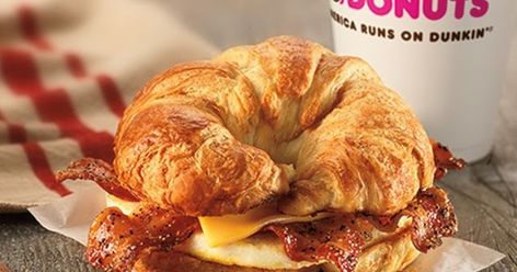 The Sweet Black Pepper Bacon Breakfast Sandwich returns to Dunkin' Donuts for a limited time this winter at participating locations nati... Dunkin Donuts Breakfast, Bacon Breakfast Sandwich, Black Pepper Bacon, Thit Nuong Recipe, Koulourakia Recipe, Pepper Bacon, Arancini Recipe, Cannelloni Recipes, Homemade Croissants