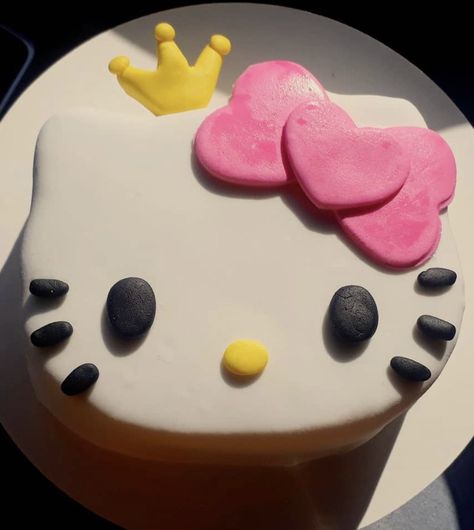 Hello Kitty Torte, Bolo Da Hello Kitty, Kitty Birthday Cake, Hello Kitty Birthday Cake, Pastel Cupcakes, Kitty Cake, Pretty Dessert, Cute Baking, Hello Kitty Cake