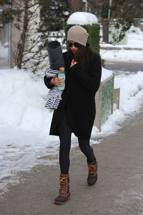 The actress upped her winter style game with a classic and affordable all-American staple. Estilo Meghan Markle, Princ Harry, Party Outfit College, Winter Mode Outfits, Winter Boots Outfits, Best Winter Boots, Prins Harry, Meghan Markle Style, Yoga Iyengar