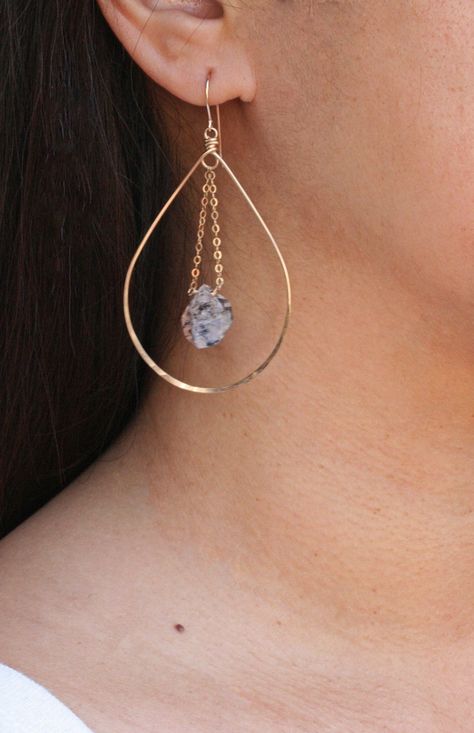 Diamond Earrings Gold, Raw Crystal Earrings, Herkimer Diamond Earrings, Earrings Gold Hoop, Hammered Earrings, Diy Wire Jewelry, Wire Work Jewelry, Earrings Inspiration, Earrings Hoop