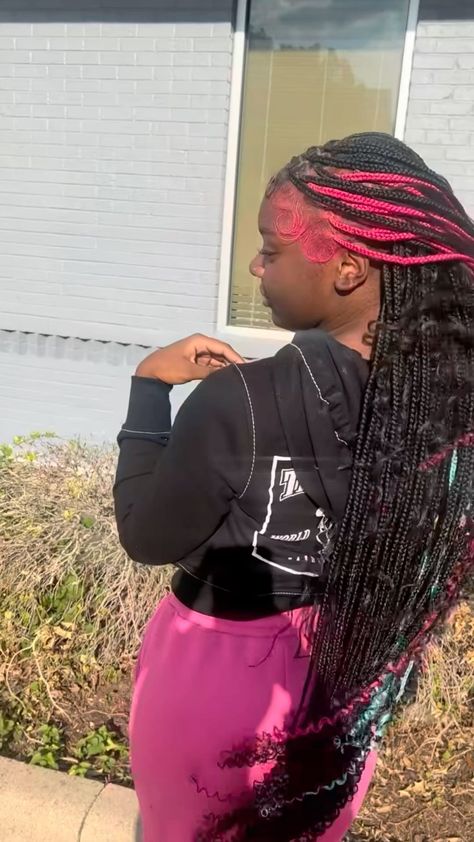 Black And Pink Ponytail, Pink Protective Hairstyles, Colored Hair Braids, Dyed Hair Colors, Pink Peekaboo Hair, Braiding Hair Colors, Quick Braids, Pretty Braids, Pretty Hand Tattoos