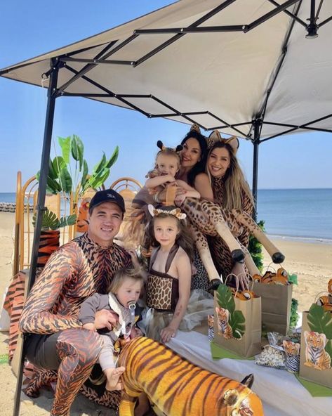 Some classic images have emerged after Springbok lock Franco Mostert and his family donned tiger costumes in celebration of a birthday. Rugby Pitch, Tiger Costume, Emirates Airline, River Park, North Park, Classic Image, Party Photos, Fancy Dress, The Incredibles