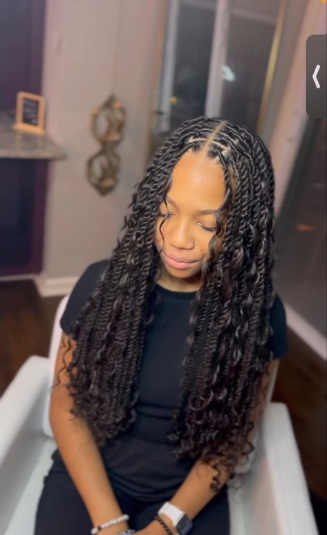 Boho Twists Medium, Off Black Braids, Twist Braids Curly Ends, Island Twist With Curls Short, Boho Hair Medium Length, Short Boho Senegalese Twist, Medium Boho Island Twist, Island Twist Mid Back, Island Twist Medium Length