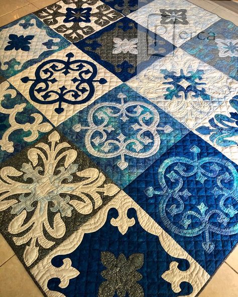 Perca! on Instagram: “This quilt is inspired by Portuguese tile, called tegel kunci in Indonesia. #quilting #handquilting #handquilted #handapplique…” Tiled Quilt, Portuguese Tile, Hawaiian Quilts, Applique Quilting, Hand Applique, White Quilt, Quilt Block Patterns, Hand Quilting, Applique Quilts