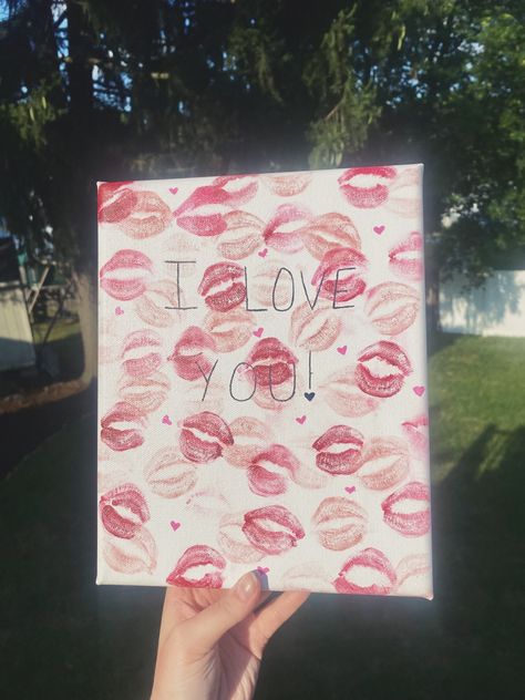 Kisses On Canvas Lipstick, Canvas With Kisses, Lip Canvas Painting, Kissing Canvas Painting Ideas, Diy Valentines Canvas Art, Kisses Canvas Art, Kiss Painting For Boyfriend, Boyfriend Canvas Painting, Painting Ideas On Canvas With Friends