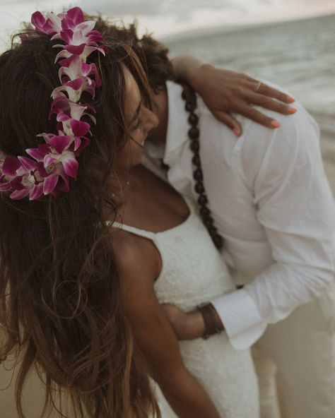 Elope in Hawaii & take me with!!! Shot with @cassiebeth.photography Elope In Hawaii, Beach Elopement Ideas, Maui Elopement, Beach In Hawaii, Unique Elopement, Casual Beach Wedding, Wedding Beach Ceremony, Candid Wedding Photos, Wedding Couple Poses