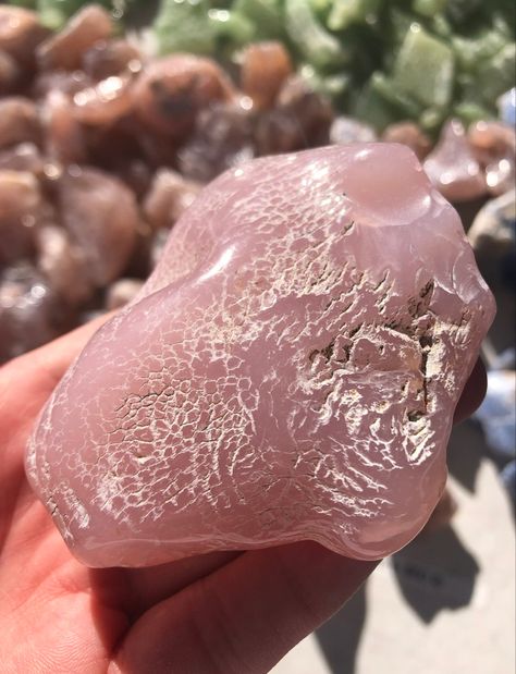 Pink Crystals Chalcedony Crystal, Pink Chalcedony, Pretty Rocks, Crystal Shop, Crystals Minerals, Crystals And Gemstones, Crystal Healing, Random Stuff, Gems