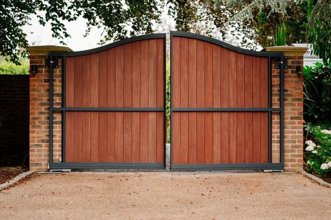 Wood And Iron Gates Entrance, Wooden Gate Design Modern Entrance, Gate Color Ideas Entrance, Front Gate Ideas, Mexican Style House, Modern Fencing, Farm Gates Entrance, Wooden Driveway Gates, Wood Gates Driveway