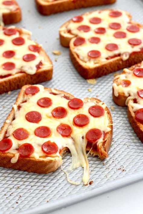 Pizza Toast, Toast Pizza, Resep Diet, Makanan Diet, Easy Pizza, Fun Kids Food, Quick Snacks, Easy Snacks, Comfort Food