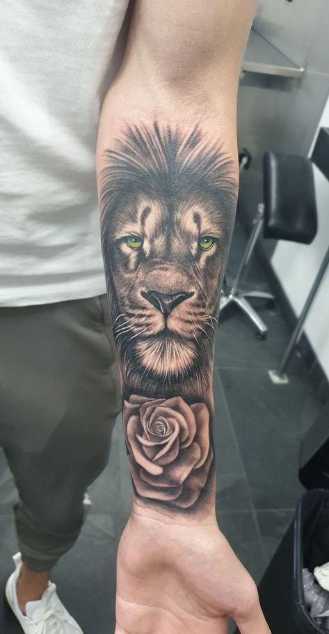 Lion Rose Tattoo, Lion And Rose Tattoo, Calf Tattoo Ideas, Men Flower Tattoo, Lion Forearm Tattoos, Lion Flower, Mujeres Tattoo, Tattoo Band, Tattoo Lion