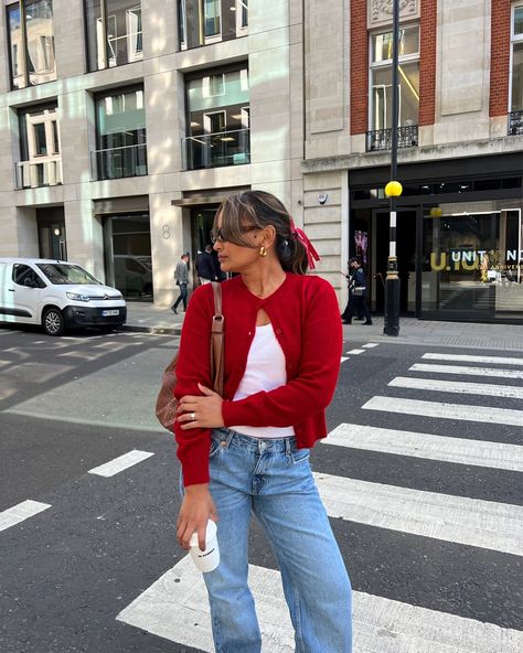 Red Top Blue Jeans Outfit, Red And Denim Outfits, Red Shirt Outfits, Blue Denim Jeans Outfit, Red Top Outfit, Denim Jeans Outfit, Nyc Outfits, Blue Jean Outfits, Light Denim Jeans