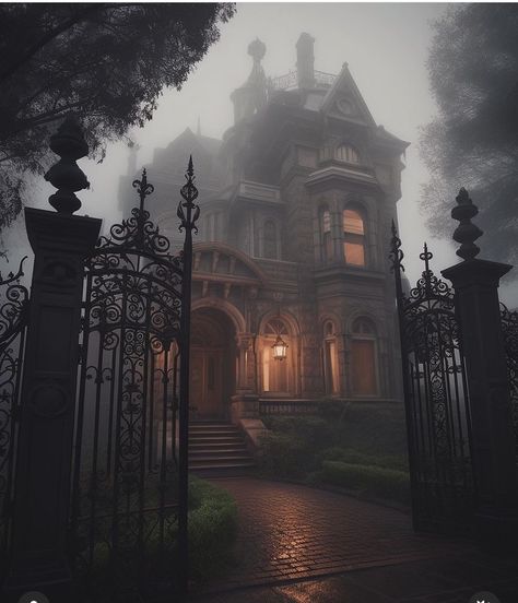 Halloween Decor Spooky, Haunting Hill House Aesthetic, Gothic Victorian Architecture, Haunted Mansion House, Spooky House Aesthetic, Haunted Places Aesthetic, Dark Manor Aesthetic, Inn Aesthetic, 1920s Mansion