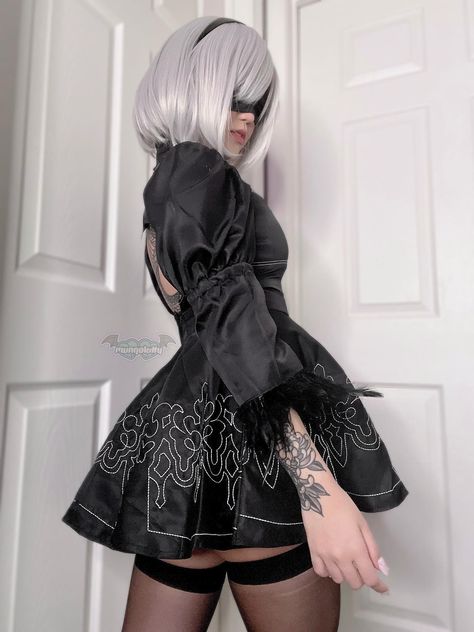 @lmcvxo • 2B from NieR: Automata 🩶 • Threads 2b Nier Automata Cosplay, 2b Nier Automata, Nier Automata Cosplay, 2b Cosplay, 2b Nier Autómata, Maid Cosplay, Cosplay Diy, Nier Automata, Dark Fantasy