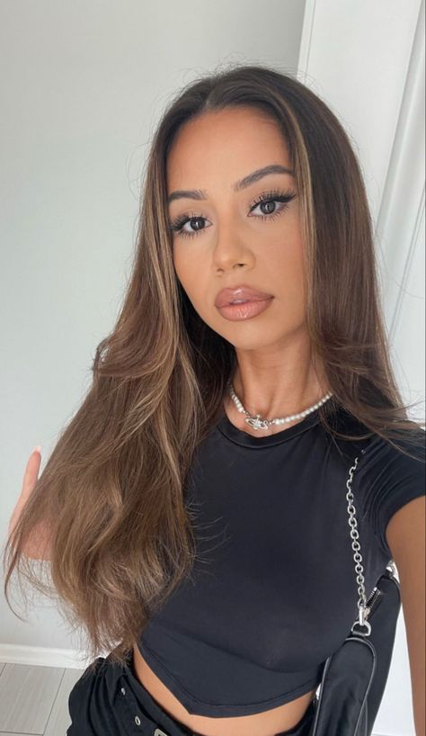 Hair Inspo Color Straight Hair, Caramel Hair On Black Hair, Latina Summer Hair Color, Hair Colors For Filipino Women, Hair For Tanned Skin, Brown Skin Highlights Hair, Summer Hair Color For Brown Skin Latina, Honey Brown Hair On Tan Skin, Hair For Morena Skin