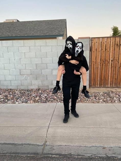 Scream Photoshoot Couple, Scream Couple Pictures, Scream Mask Couple, Ghost Face Couple Costume, Scream Couple Costume, Horror Couples Costumes, Ghost Face Costume Women, Ghostface Costume, Scream Costume