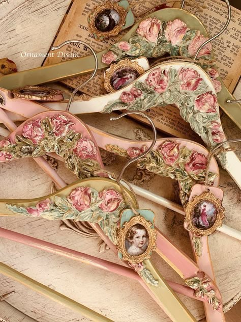 Shabby Chic Home Decor Ideas, Cute Hangers, Vintage Hangers, Hanger Crafts, Estilo Shabby Chic, Romantic Shabby Chic, Aesthetic Cottagecore, Boutique Decor, Ornament Design