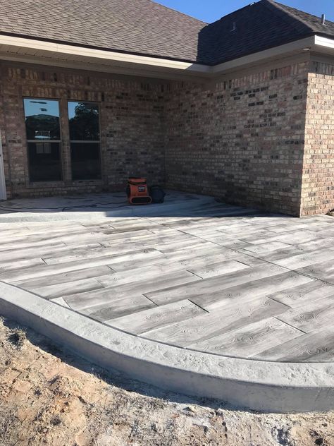 Wood Plank Concrete Patio, Stamped Concrete Patio Ideas Wood Plank, Stamped Concrete Wood Look, Concrete Decks, Wood Stamped Concrete, Stamped Concrete Patio Designs, Stamp Concrete, Concrete Backyard, Patio Remodel