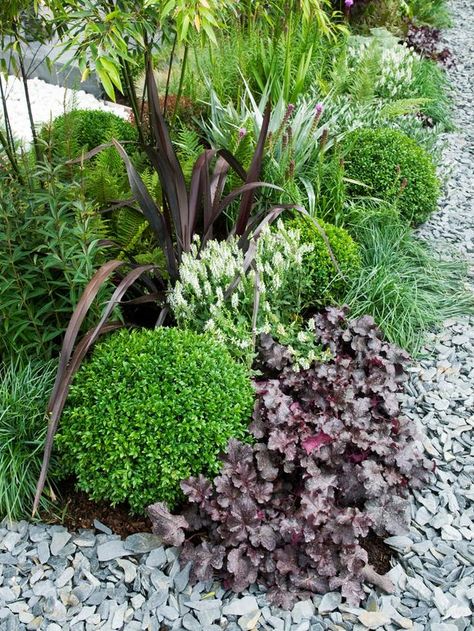 Slate Gravel Garden Ideas, Garden Gravel Border Ideas, Slate Chippings Garden Ideas, Garden Border Ideas Plants, Slate Garden Ideas, Sidewalk Edging, Garden Border Plants, Planting Schemes, Garden Front Of House