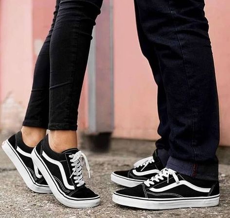 Couple Goal Travel, School Couple Goals, Liz And Wes, School Couple, Engagement Party Outfit, Couple Sneakers, Vans Old School, Beach Photo Session, Foto Top