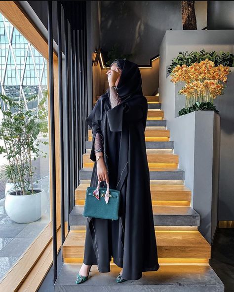 Abaya Poses Photography, Abaya Picture Poses, Abaya Photography Ideas, Abaya Poses For Instagram, Abaya Photoshoot Ideas, Abaya Poses, Abaya Photography, Abaya Photoshoot, Hijabstyle Outfits