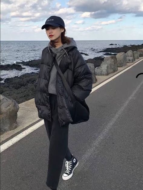 Long Black Puffy Jacket Outfit, Winter Outfits Cold Korean Style, Black Puffer Jacket Outfit Korean, Korean Puffer Jacket Outfit, Trendy Cold Weather Outfits Winter Style, Black Puffy Jacket Outfit, Black Puffer Coat Outfit, Padded Jacket Outfit, Puffer Jacket Outfit Women