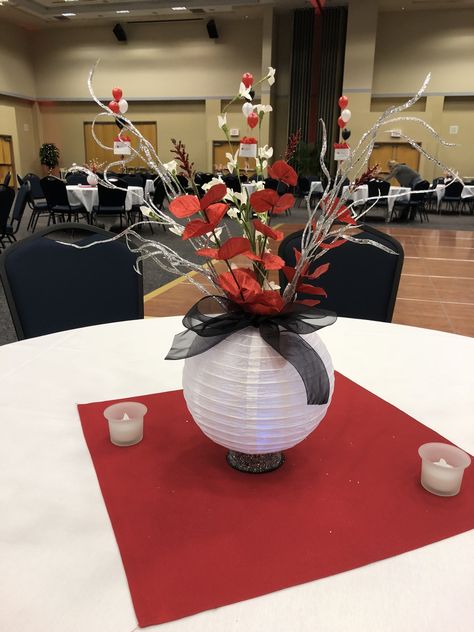 Inexpensive centerpieces Chinese Lantern Centerpieces, Anime Centerpiece, Paper Lantern Centerpieces, Floral Centerpieces Wedding, Inexpensive Centerpieces, Wedding Motifs, Simple Wedding Centerpieces, Lantern Centerpieces, Prom Theme