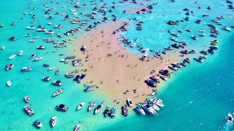 Discover Torch Lake's stunning sandbars, a Maldives-like paradise with crystal clear waters, in Northern Michigan. Crystal Lake Michigan, Torch Lake Michigan, Best Beaches To Visit, Torch Lake, Visit Maldives, Caribbean Destinations, Traverse City Mi, Michigan Travel, The Maldives