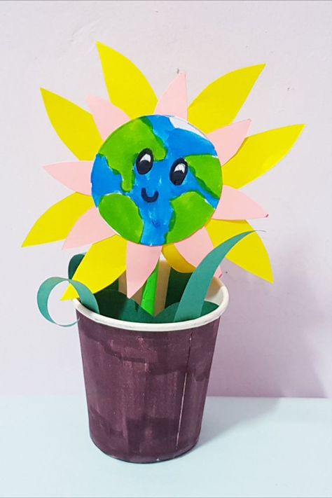 Simple Earth Day Crafts For Kids, Earth Day Crafts For Kids Elementary, Earth Day Projects Recycled, Earth Day Crafts For Adults, Earthday Activity For Preschoolers, Environment Day Craft Ideas, Environment Day Activities, Earth Day Craft Ideas, Easy Earth Day Crafts