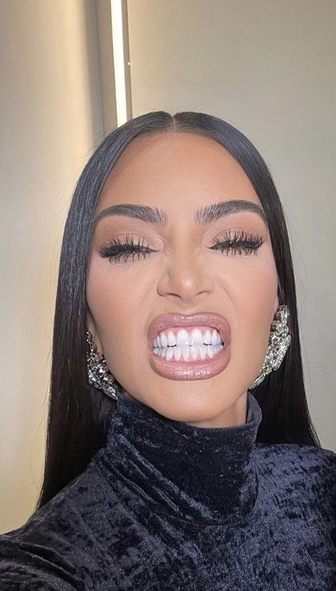 Kim Kardashian Teeth, Kim K Makeup Looks, Kim K Makeup, Pretty Teeth, Kim Kardashian Makeup, Teeth Whitener, Estilo Kylie Jenner, Kim Kardashian Outfits, Perfect Teeth