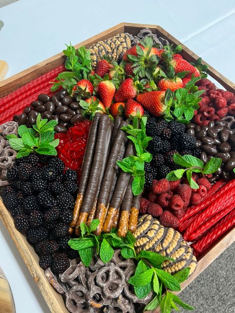 Berry Board Ideas, Charcuterie Board Ideas Sweet And Savory, Fruit Chauctier Board Ideas, Chocolate And Berries Charcuterie Board, Chocolate Chacutery Boards, Berries Charcuterie Board, Chocolate And Berry Charcuterie Board, Chacudory Board Ideas, Charcuterie Board Sweet And Savory