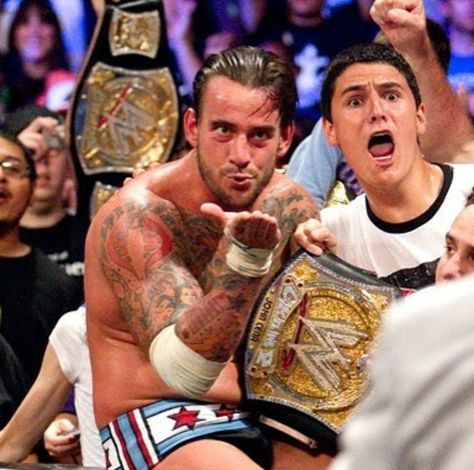 CM Punk Leaves Chicago As WWE World Heavyweight Champion Cm Punk Wwe Champion, Wwe Best Moments, Cm Punk Aesthetic, Cm Punk Pfp, Wwe Pfp, Cm Punk Aew, Wwe Aesthetic, Wwe Funny Pictures, Wwe Icons