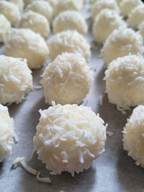 Chocolate Coconut Truffles, Easter Truffles Recipes, Coconut Truffles Recipe, No Bake Truffles Easy, Diy Truffles Recipes, Christmas Truffles Easy, Spring Truffles, No Bake Treats Easy, Appetizers Mushrooms