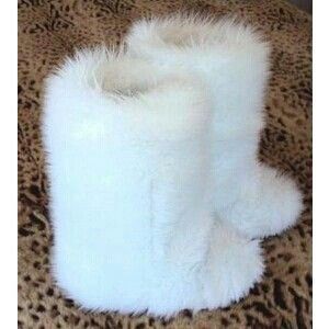 White fluffy boots Realistic Wishlist, Fur Boots Women, Grunge Shoes, Fluffy Boots, Womens Shoes Boots, Fluffy Shoes, Hogwarts Dr, Fuzzy Boots, Fur Shoes