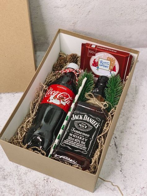 Alcohol Gift Baskets, Unique Christmas Gifts Diy, Christmas Gift Hampers, Gift Box For Women, Luxury Gifts For Men, Gift Baskets For Men, Bff Gifts Diy, Handmade Birthday Gifts, Themed Gift Baskets